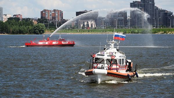 Главы чрезвычайных ведомств стран БРИКС изучили опыт спасательных операций МЧС России на суше и воде